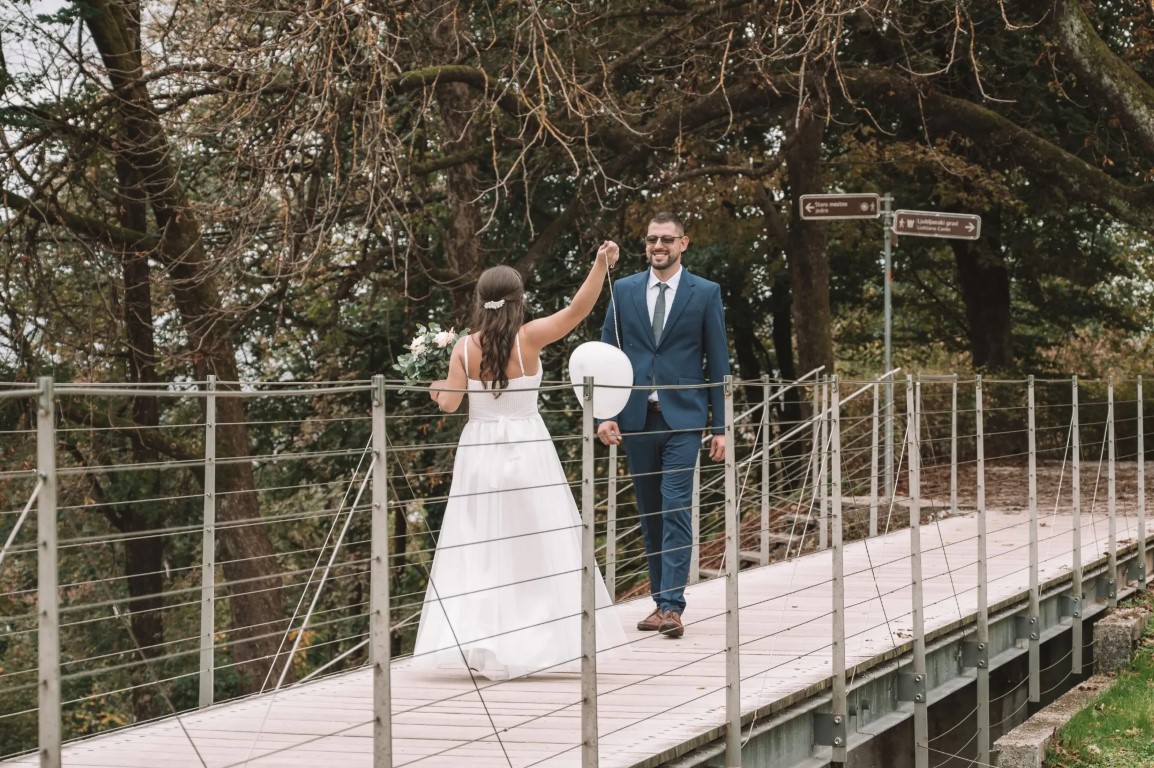 Poročni fotograf Ljubljanski grad – pogled na stolp